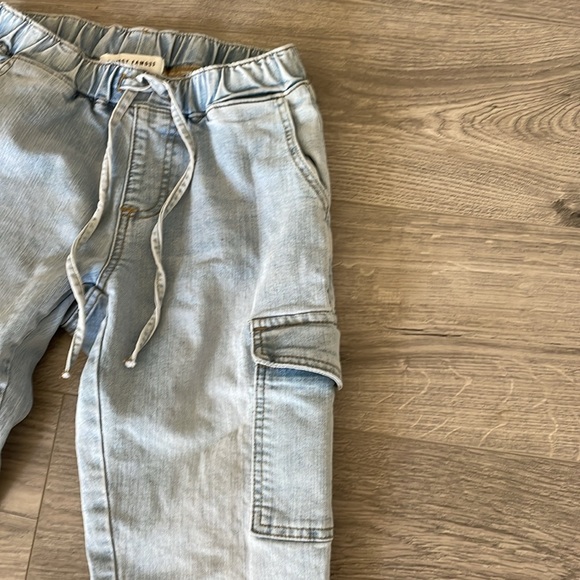 Almost Famous Light blue Cargo Pull on jeans with elasticized cuffs. - Picture 2 of 9